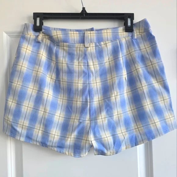 Hot & Delicious Womens Junior Blue and White Plaid Shorts Size Medium - Picture 2 of 4